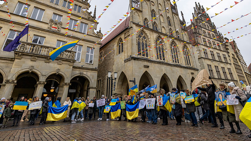 Menschen demonstrieren gegen den Krieg in der Ukraine vor dem Alten Rathaus in Münster (Nordrhein-Westfalen)